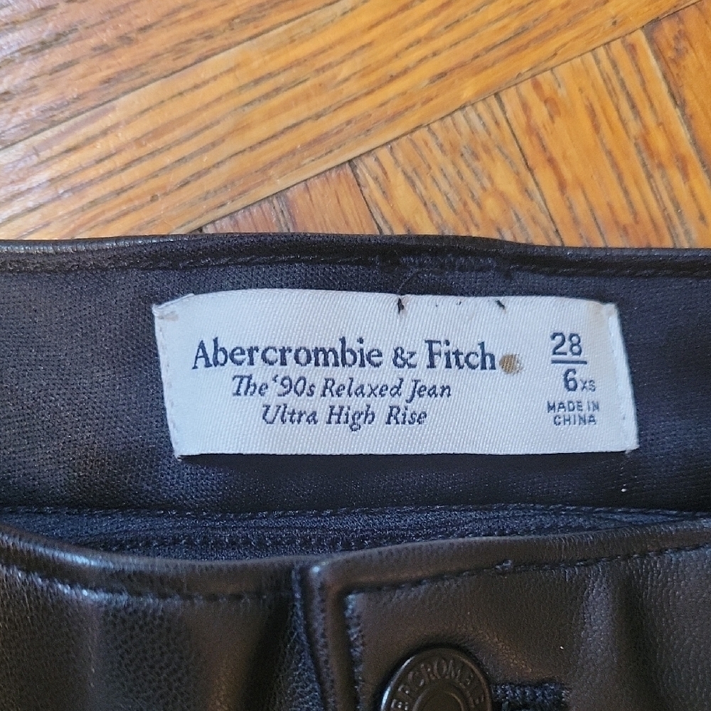 Abercrombie & Fitch High Rise Faux Leather Jeans 90s Relaxed Size 28 XS NWOT - Picture 2 of 11